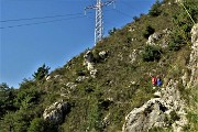 24 Il bosco si dirada e il sentiero sale in traverso l'erboso-roccioso versante ovest del Pizzo di Spino con alti tralicci